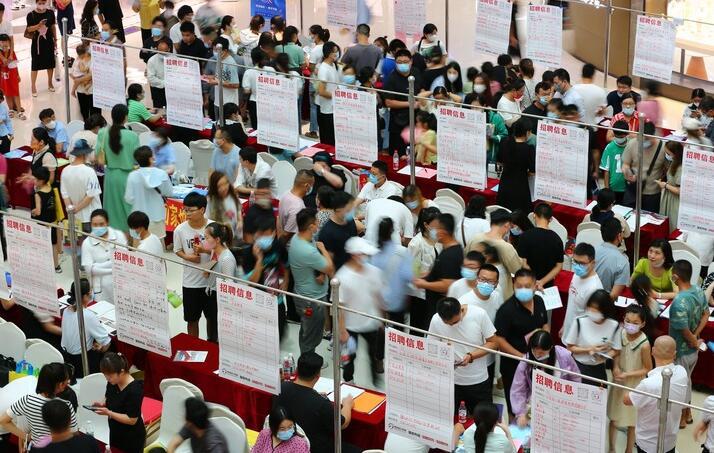 多地积极挖掘岗位，引导高校毕业生到基层就
